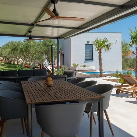 Villa Dalmatian Oasis Luxury Kastela